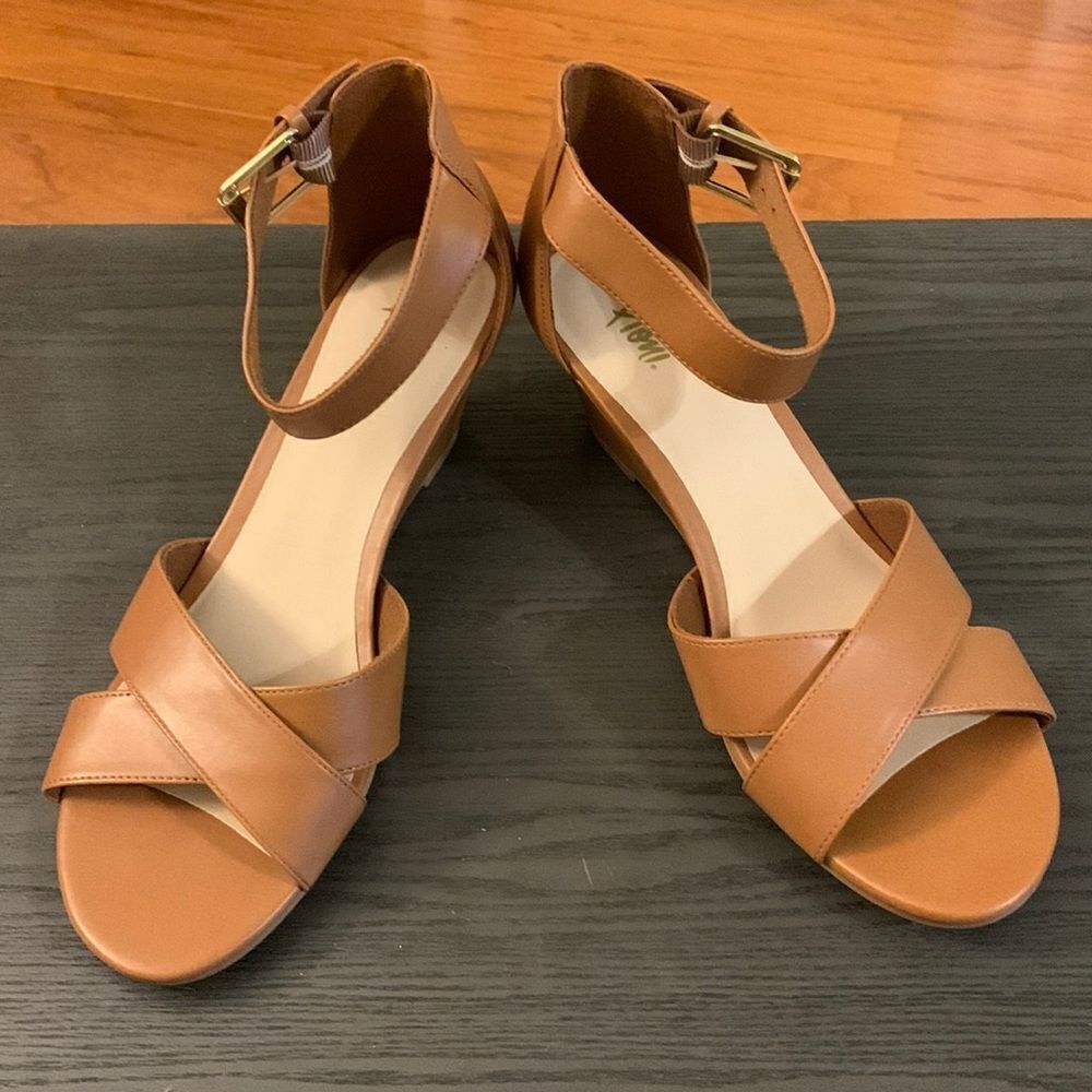 Fioni Size 10 tan wedge sandals with ankle strap NWOT